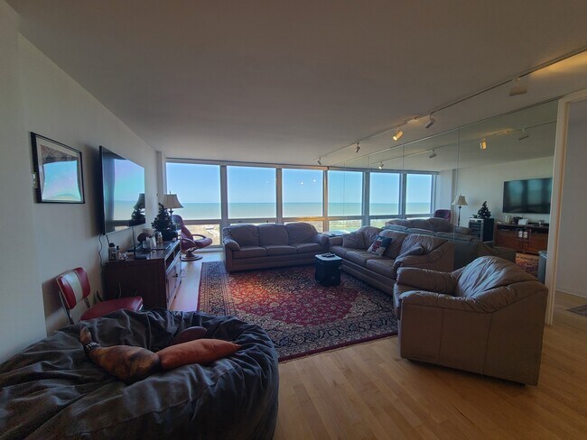 Foto del edificio - 2400 N Lakeview Ave