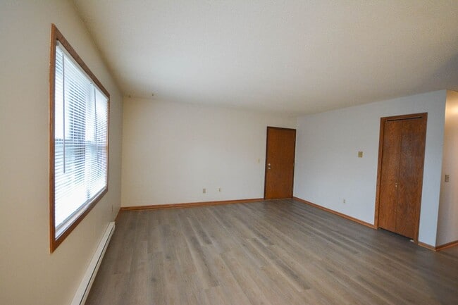 Building Photo - Newly updated 2br upstairs condo in excellent NW location!