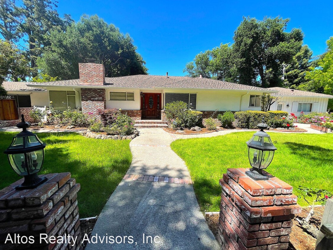 Foto principal - 5 br, 2.5 bath House - 1385 Fremont Avenue