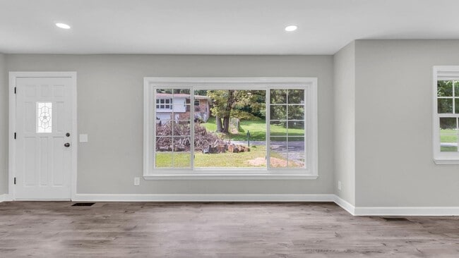 Building Photo - 3 bedroom East Ridge Home!