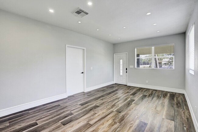 Foto del edificio - 724 SW 9th St