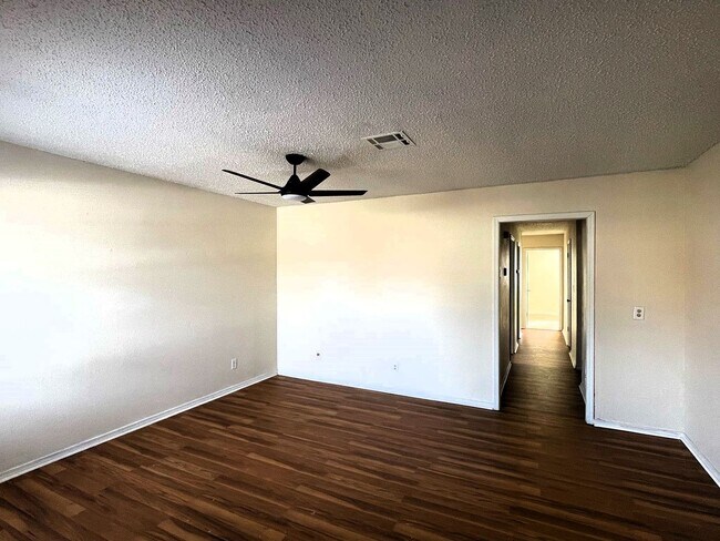 Building Photo - Charming and Spacious Duplex Available!