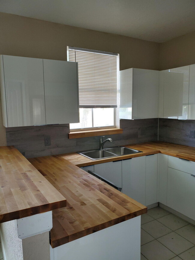 Building Photo - 2209 Shoma Dr