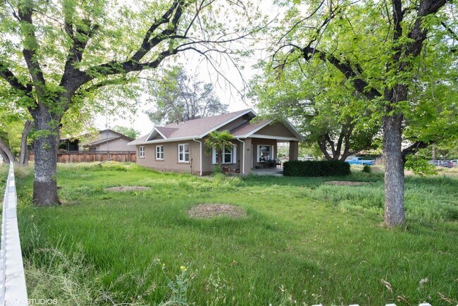 Building Photo - Charming 3 Bedroom Home!