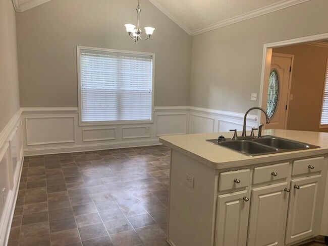 Building Photo - Adorable 3BR / 2 BATH RANCH