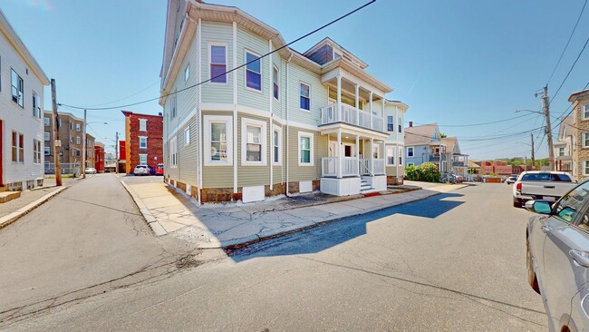 Building Photo - Beautiful 3 Bed with Parking in Salem