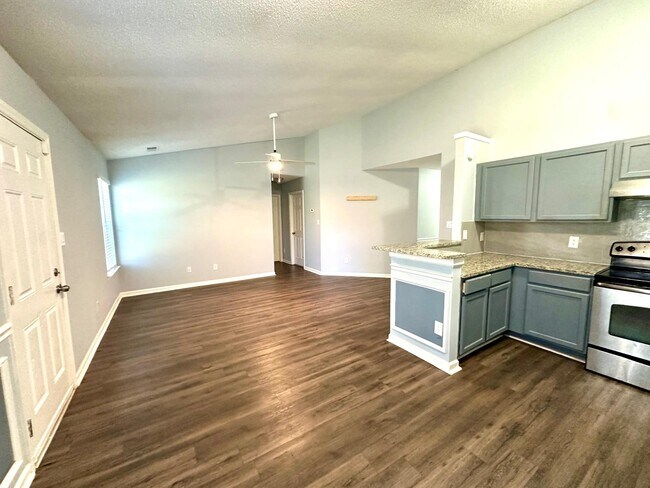 Foto del edificio - 8200 Reames Rd