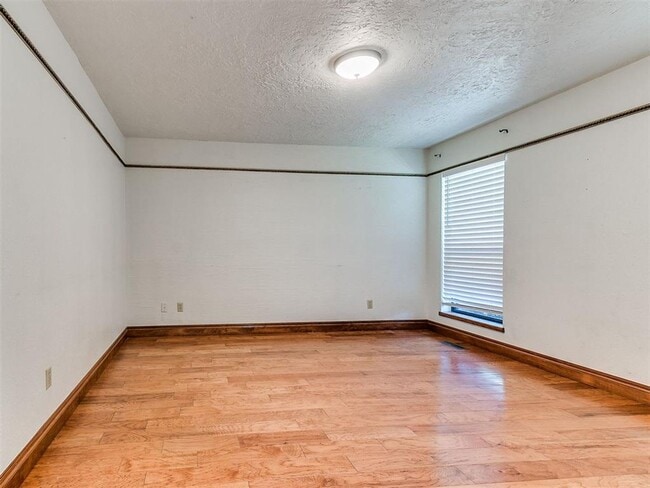 Building Photo - Family Home + Pool!