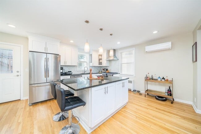 Building Photo - 118 W 46th St