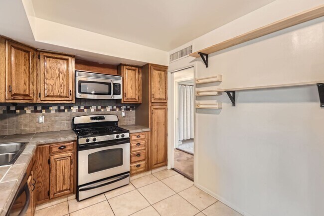 Building Photo - Great 3 bedroom house in Biltmore! Large y...