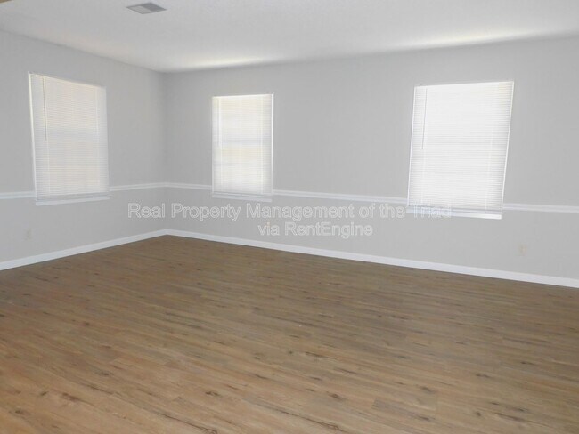 Foto del edificio - 4921 Chaucer Dr