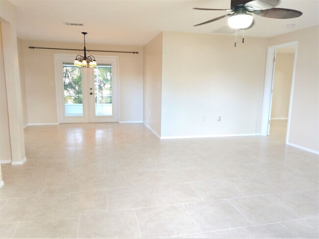 Foto del edificio - Annual Rental - Updated Two Bedroom, Two B...