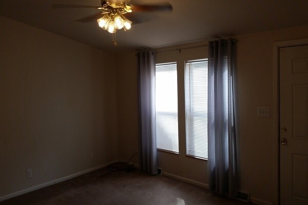 Building Photo - 3 Bedroom Duplex in Convenient Location!