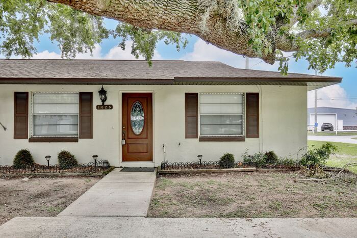 Beautifully Renovated 2-Bedroom Duplex nea... - Beautifully Renovated 2-Bedroom Duplex nea...