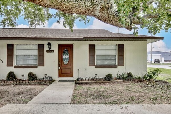 Beautifully Renovated 2-Bedroom Duplex nea... - Beautifully Renovated 2-Bedroom Duplex nea... House