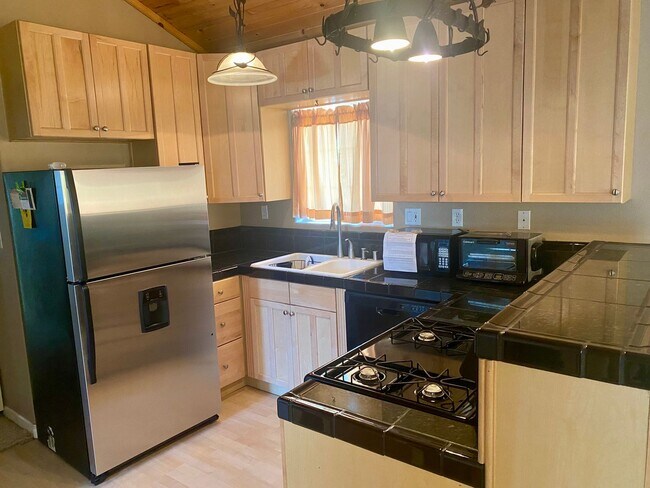 Foto del edificio - Charming 3-Bedroom Cottage with Fenced Yar...