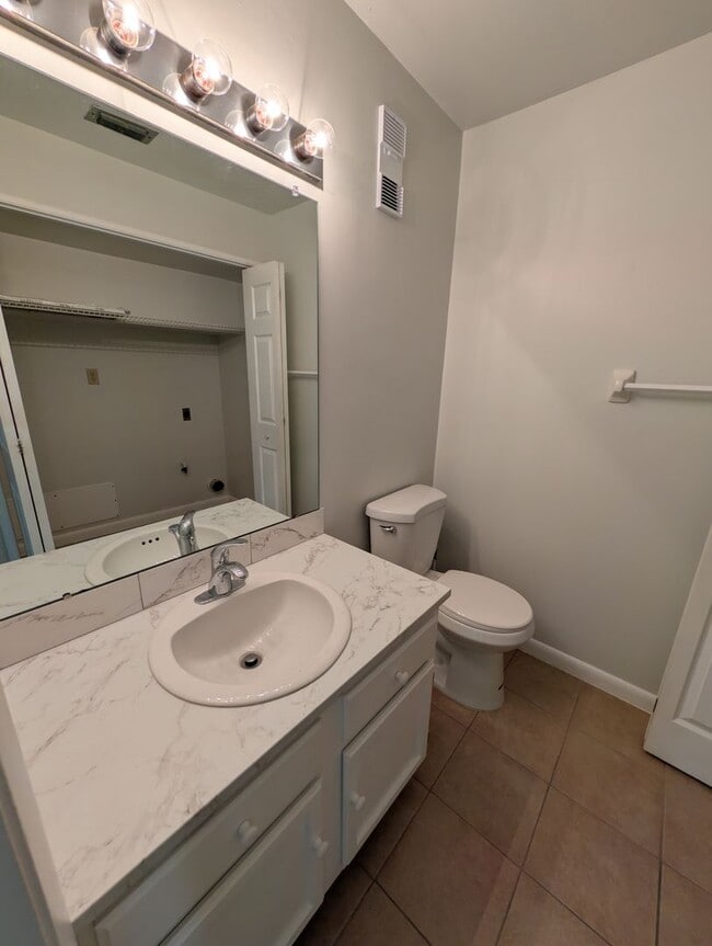 Building Photo - 3BR/2.5BA Townhouse minutes to anywhere....