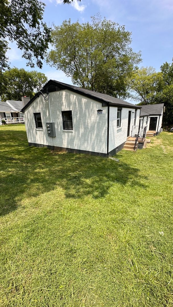 Foto del edificio - 2BR/1BA Renovated Triplex Unit – Prime Location Near Meharry, TSU, and Vandy!