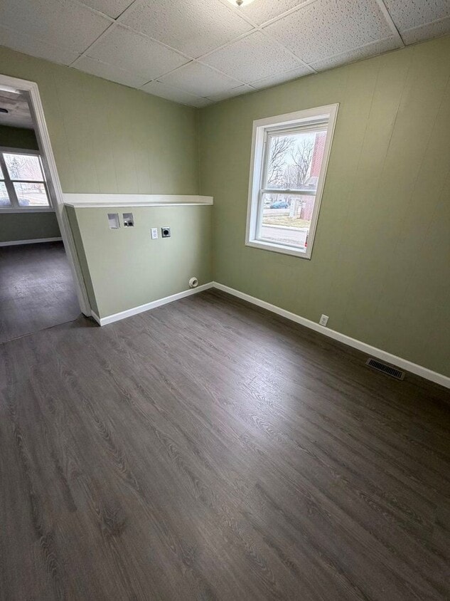 Building Photo - 3BR 1BA Large Detached Garage