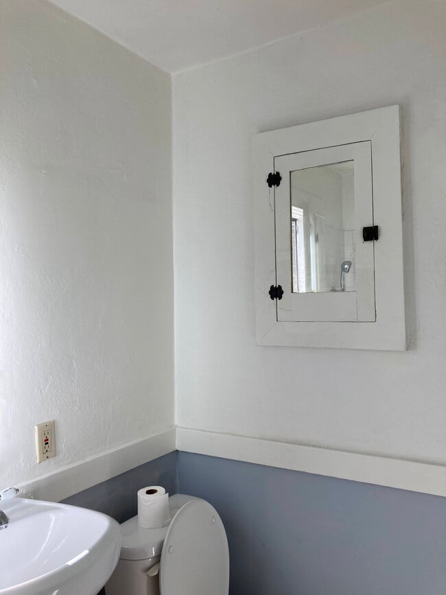 bath rm - 422 El Centro St