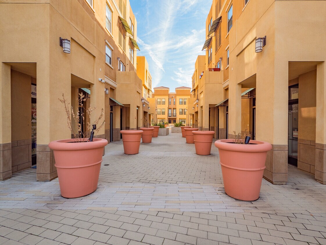 Court Yard/Entrance - 428 W Main St