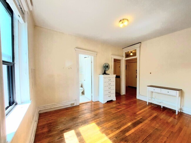 Building Photo - Charming Studio in the Historic Fenmore Building!