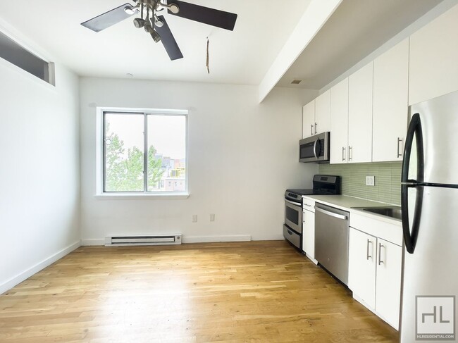 Foto del edificio - Sunlit Bushwick 2-Bed Plus a 3rd Room / Pr...