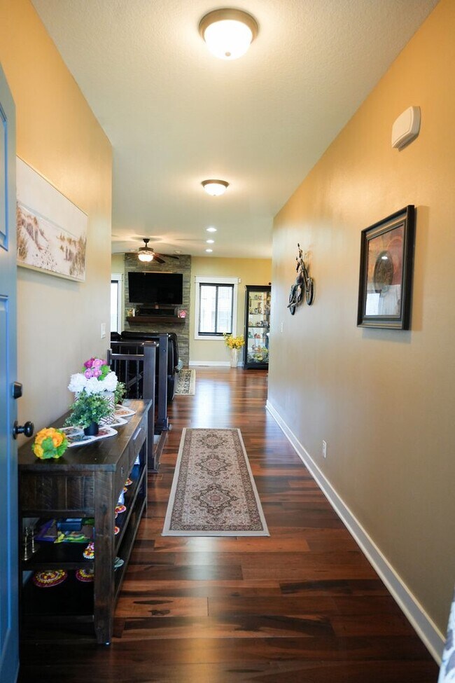Foto del edificio - "Luxury Ranch Living: Your Dream Home with Furnished Basement in Urbandale"