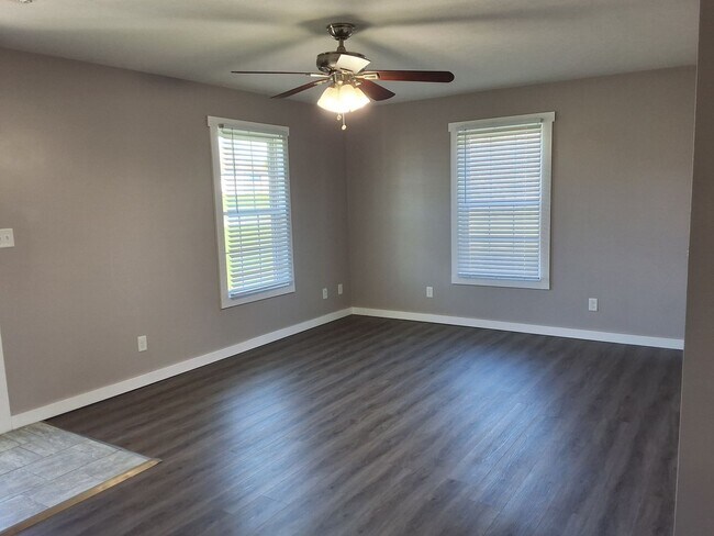 Building Photo - Charming 2- bedroom, 1.5 Bathroom Duplex