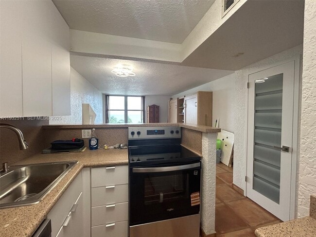 Building Photo - 2899 Collins Ave