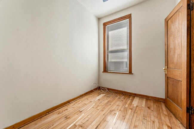 Foto del edificio - 2152 W Division St