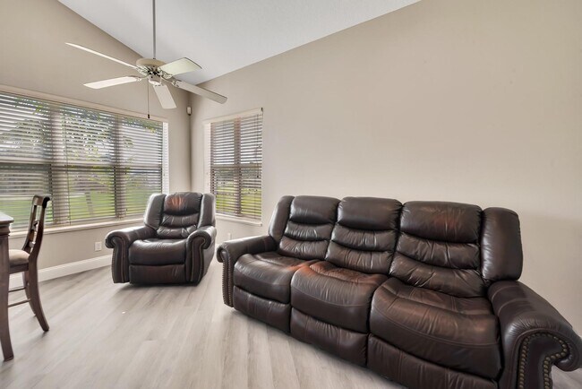 Building Photo - 9847 Perfect Dr