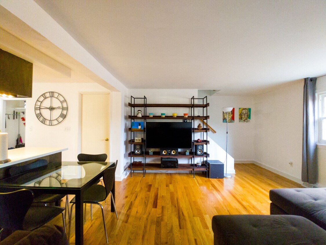 Foto principal - Newly updated 2 Bedroom Townhouse in quite...