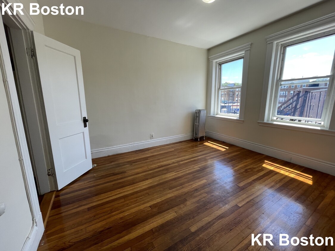 Building Photo - 1376 Commonwealth Ave