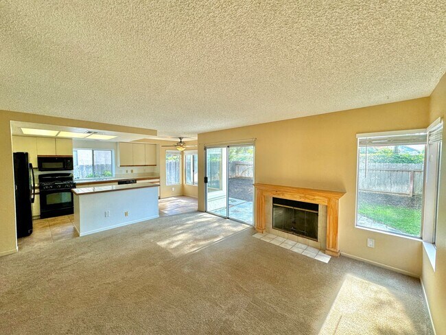 Building Photo - Great 3B/2.5BA House in Oceanside!