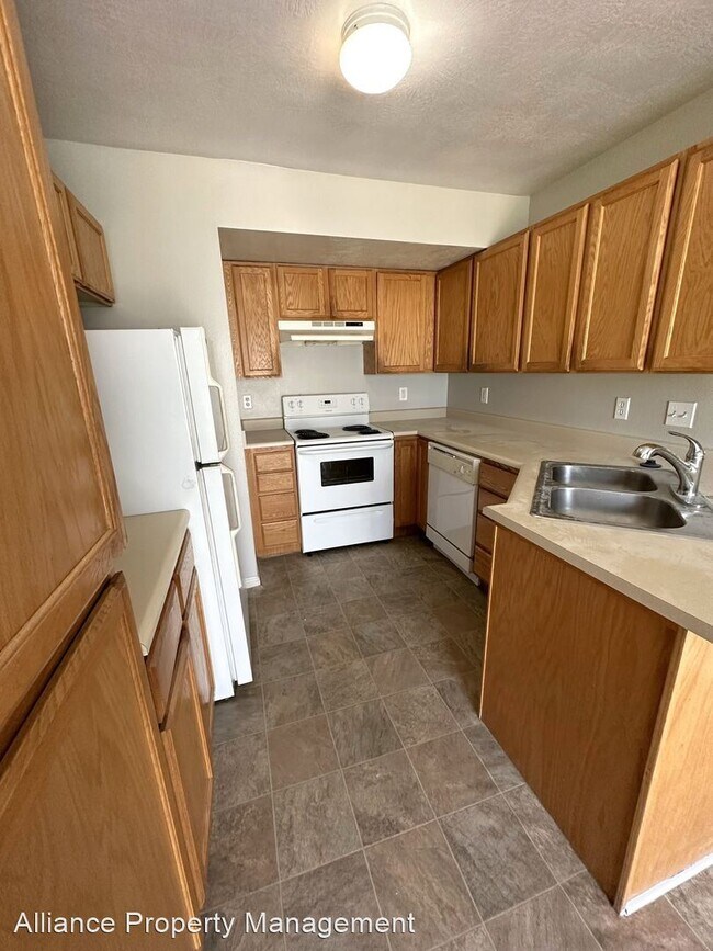 Foto del edificio - 3 br, 1.5 bath House - 460 W 7th Street