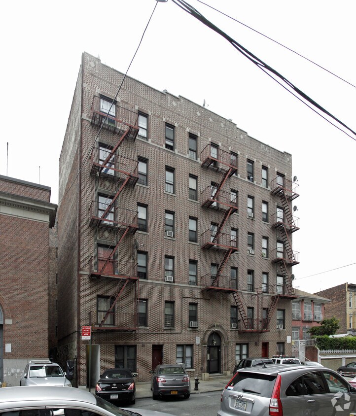 Foto del edificio - 2108 Ryer Ave