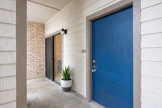 Building Photo - 7069 N Holiday Dr