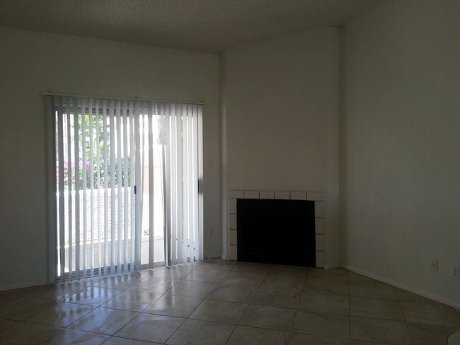 Foto del edificio - Mission Springs Apartment