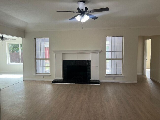 Building Photo - Welcome to this inviting 3-bedroom, 2-bathroom home in the heart of Cleburne, perfectly suited fo...