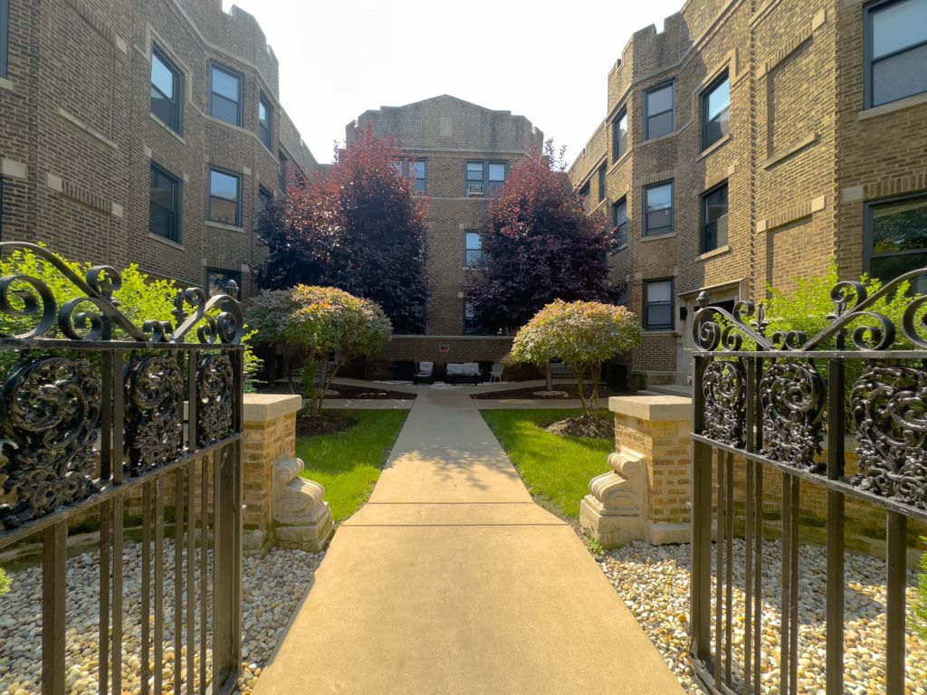 Primary Photo - 637 W Cornelia Ave