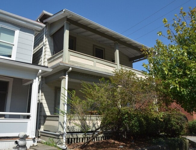 Building Photo - 208 W 3rd Ave