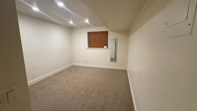 Building Photo - 441 Canyon Estates Dr