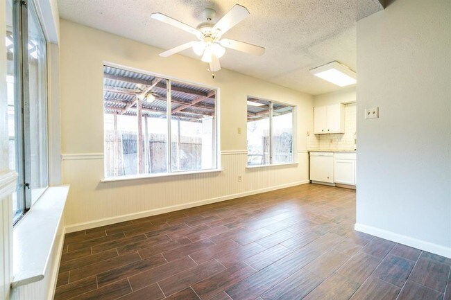 Foto del edificio - 10746 Lakewood Oaks Dr