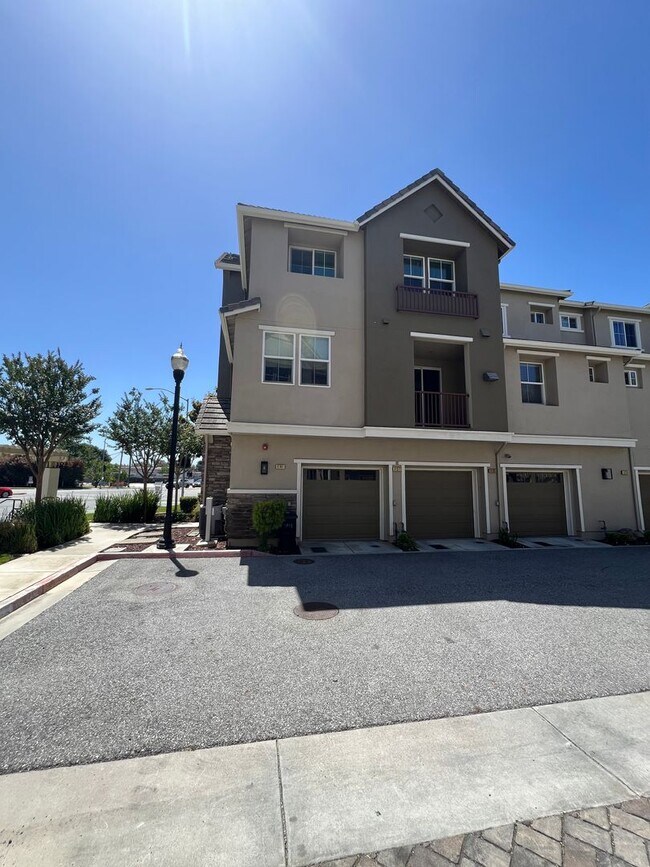 Foto del edificio - $4295-Beautiful Tri-level 3 Bed/2.5 Ba Townhome in Hampton Park/North San Jose