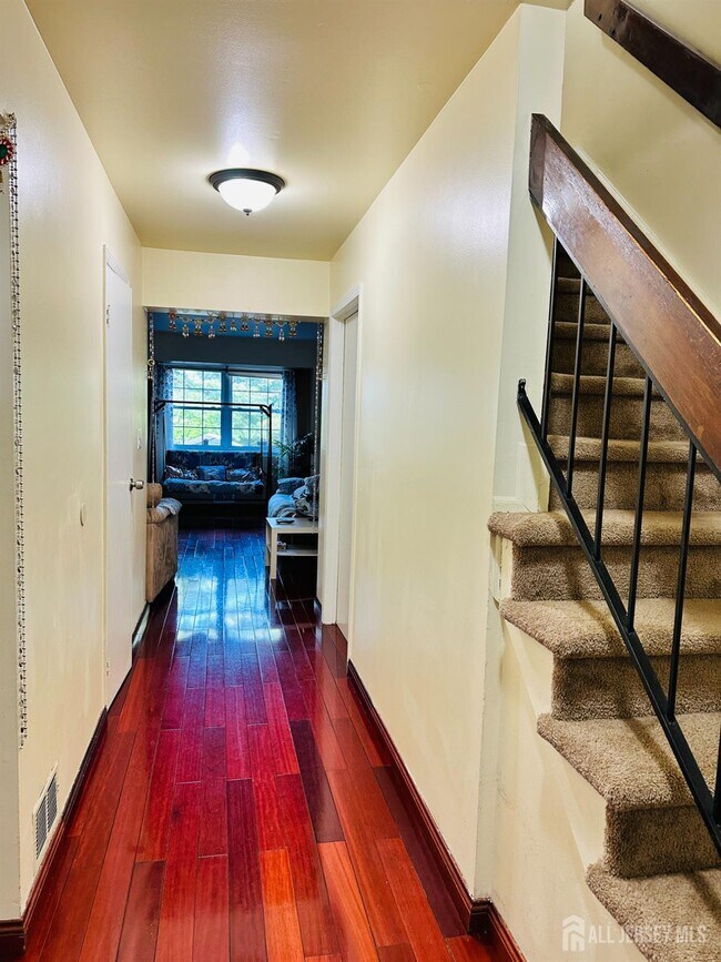 Foto del edificio - 811 Maple Hill Dr