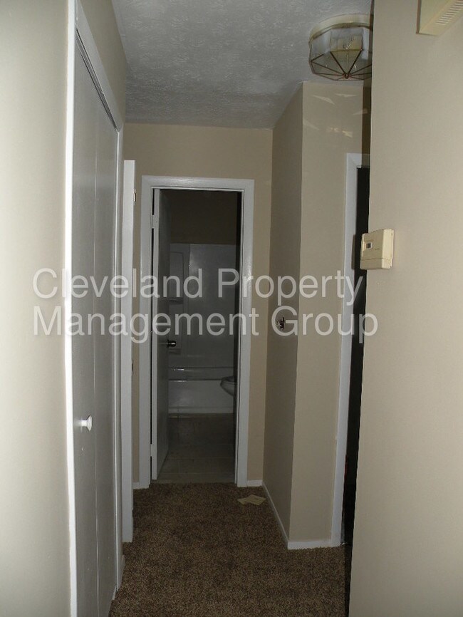 Building Photo - 1233 Bell Rd