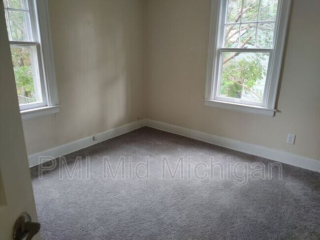 Foto del edificio - 200 W McClellan St