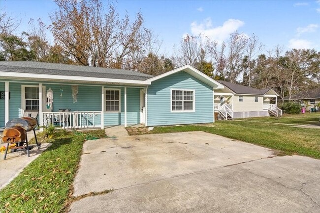 Building Photo - 20017 Sunshine Dr
