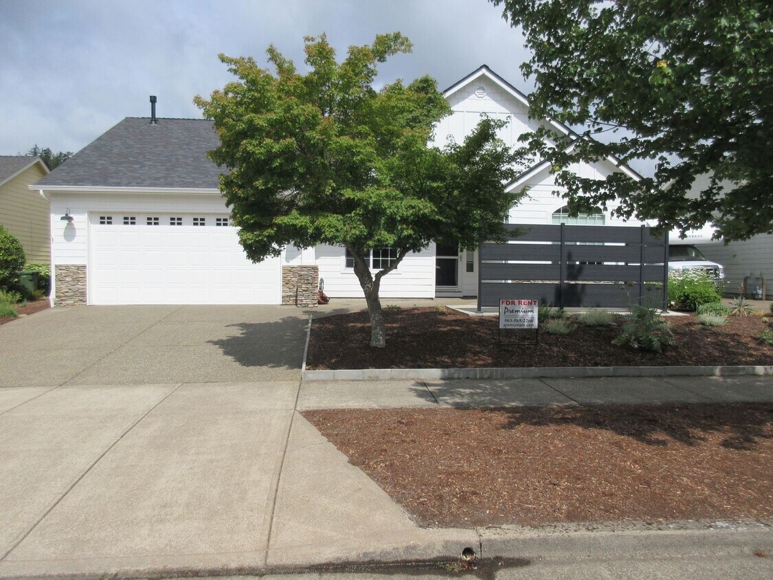 Primary Photo - Beautiful Three Bedroom in Silverton
